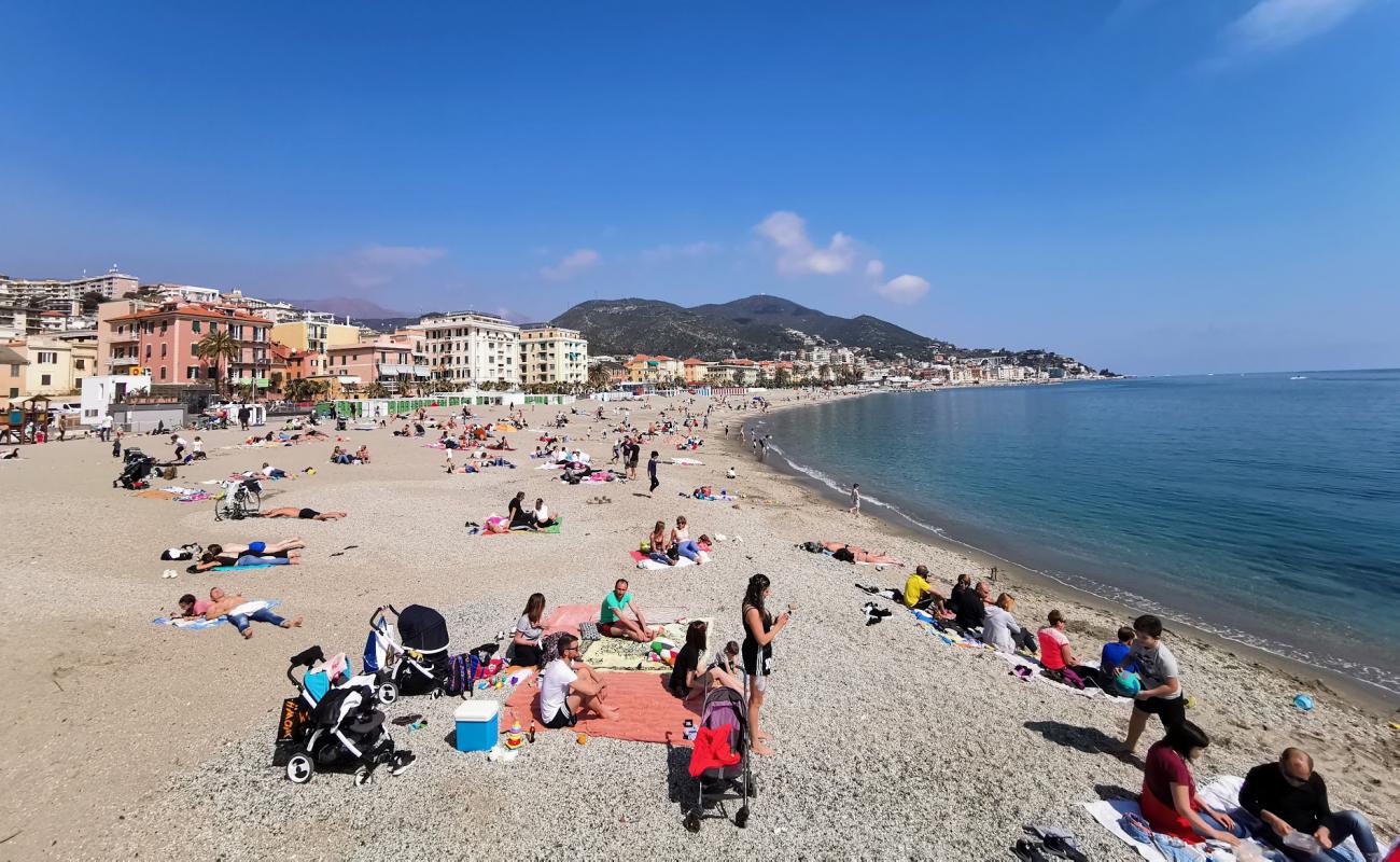 Varazze beach'in fotoğrafı kahverengi kum yüzey ile