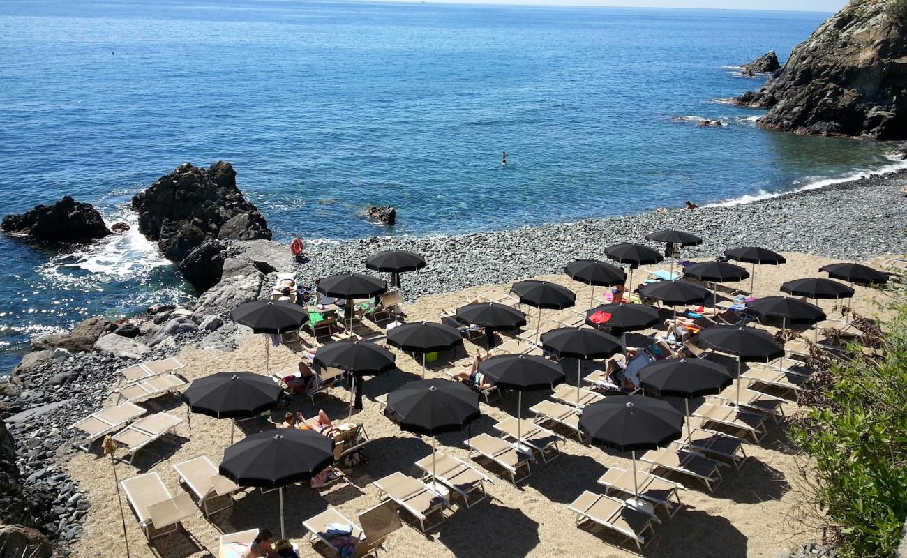 Punta Bella beach'in fotoğrafı gri çakıl taşı yüzey ile