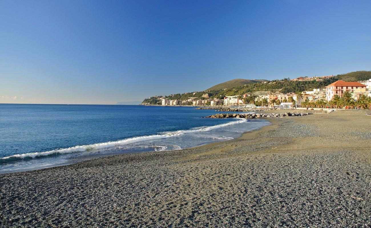 Spiaggia Cogoleto'in fotoğrafı siyah kum ve çakıl yüzey ile