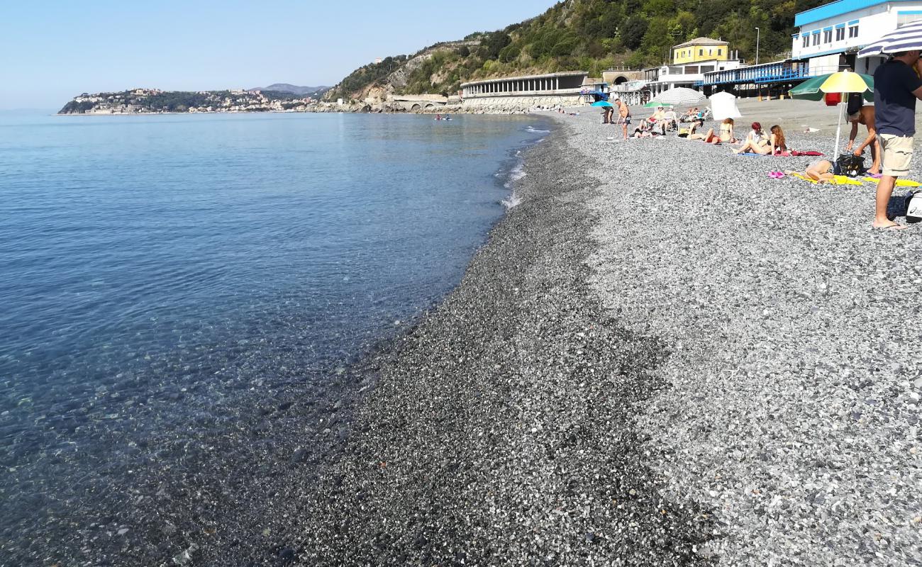 Spiaggia di Vesima'in fotoğrafı gri ince çakıl taş yüzey ile