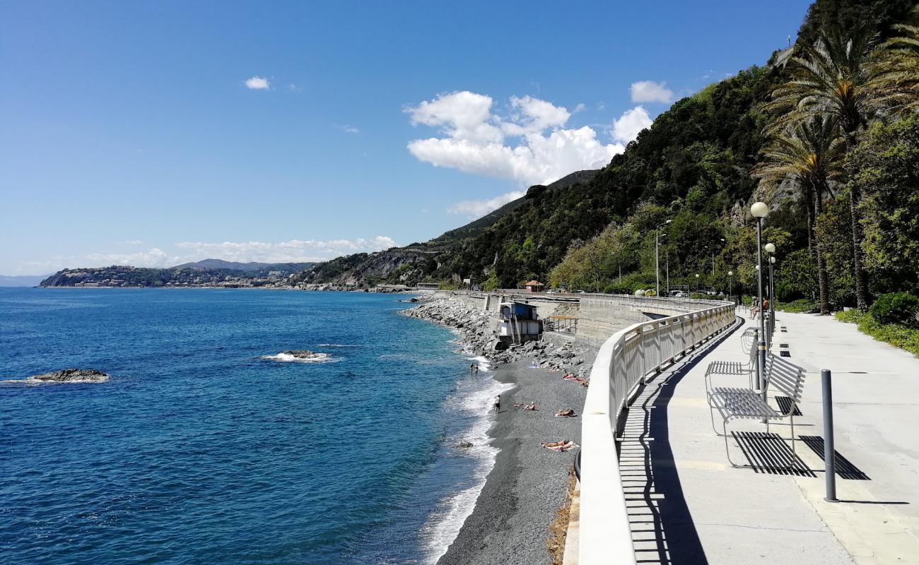 Nave beach'in fotoğrafı gri ince çakıl taş yüzey ile