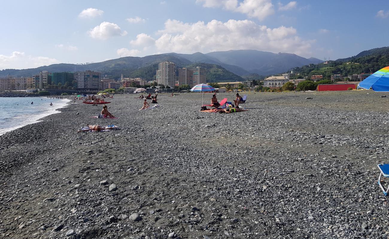 Spiaggia Multedo'in fotoğrafı gri kum ve çakıllar yüzey ile