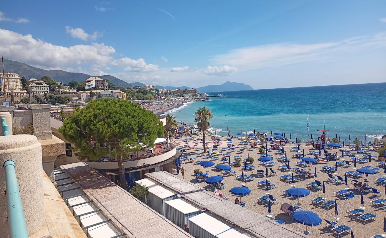 Albaro beach'in fotoğrafı gri çakıl taşı yüzey ile