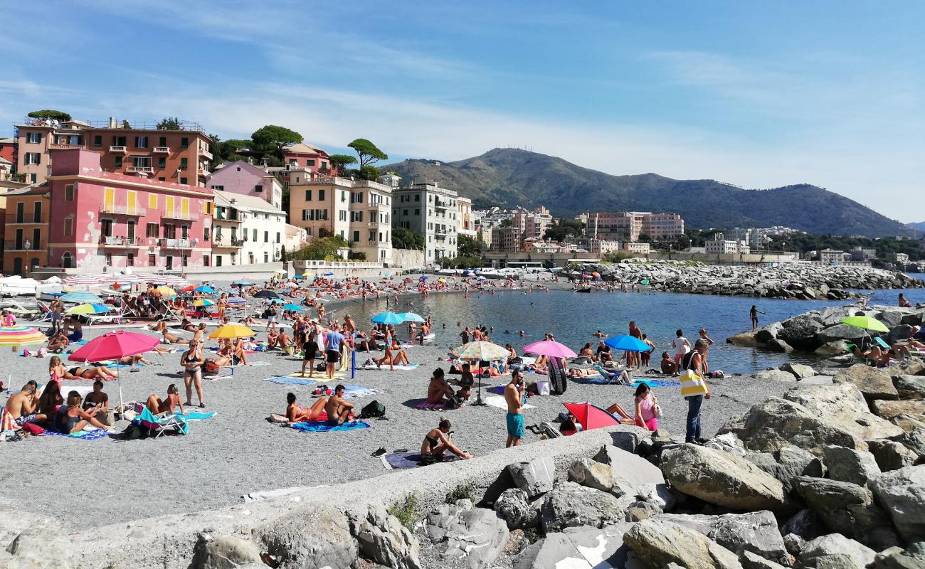 Boccadasse Plajı'in fotoğrafı gri ince çakıl taş yüzey ile