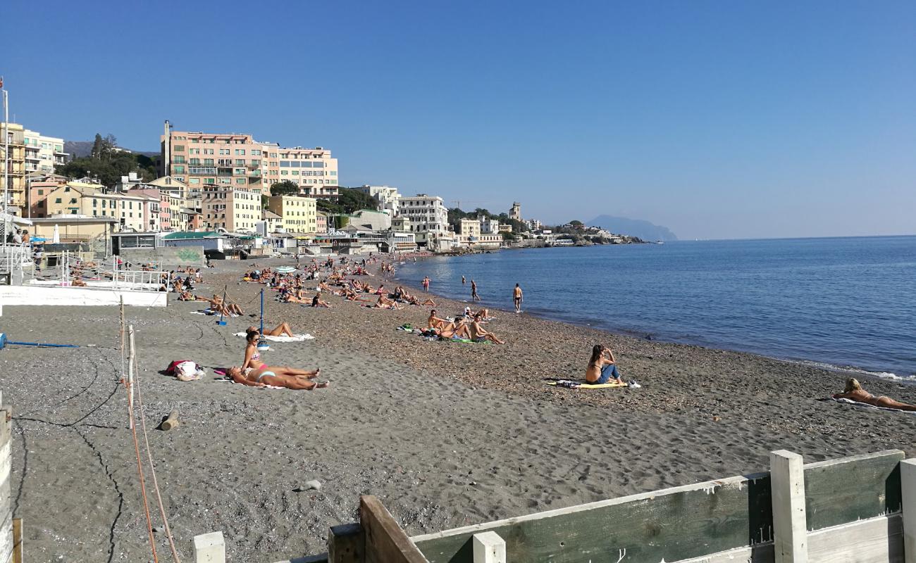 Spiaggia Sturla'in fotoğrafı gri çakıl taşı yüzey ile