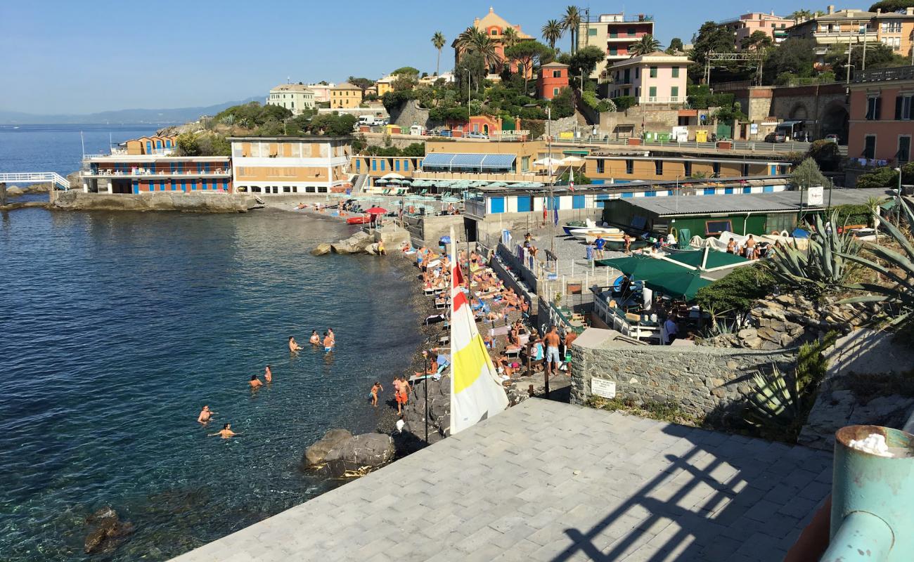 Spiaggia Quartara'in fotoğrafı gri çakıl taşı yüzey ile