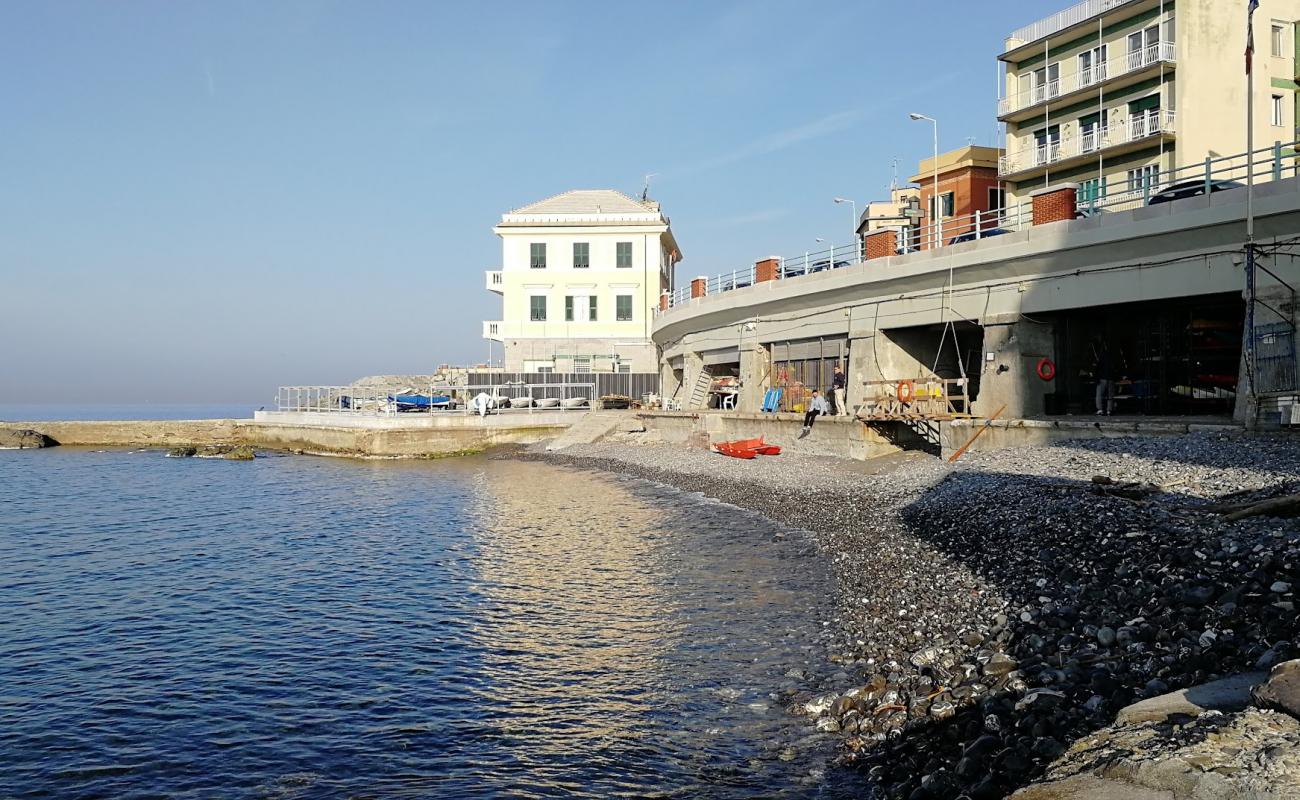 Spiaggia di Quinto III'in fotoğrafı gri çakıl taşı yüzey ile