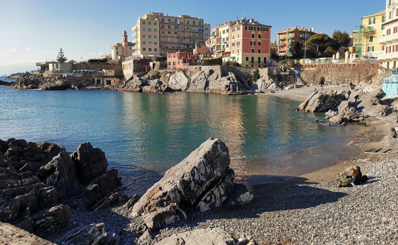 Gianelli beach'in fotoğrafı gri çakıl taşı yüzey ile