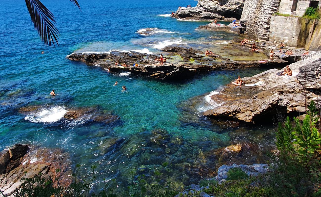 Bordigotto beach'in fotoğrafı beton kapak yüzey ile