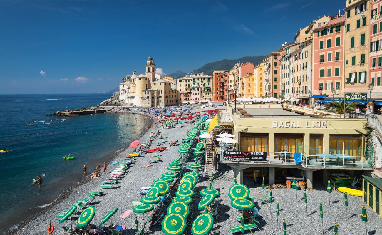 Camogli beach'in fotoğrafı gri ince çakıl taş yüzey ile