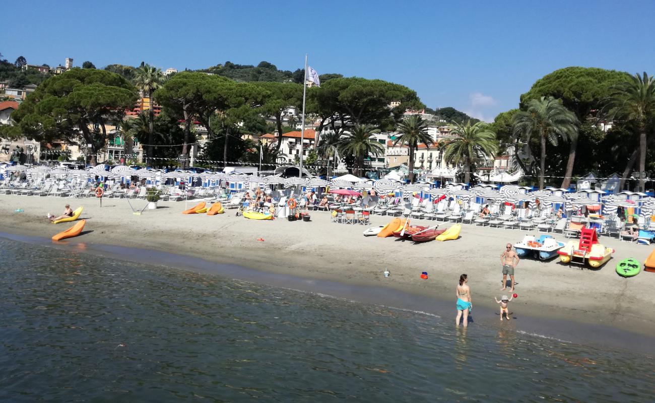 Rapallo beach'in fotoğrafı kahverengi kum yüzey ile