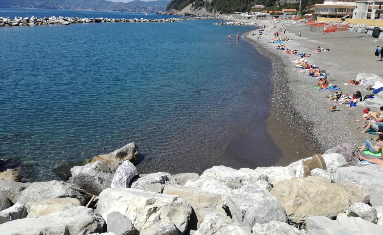 Chiavari beach'in fotoğrafı koyu i̇nce çakıl yüzey ile