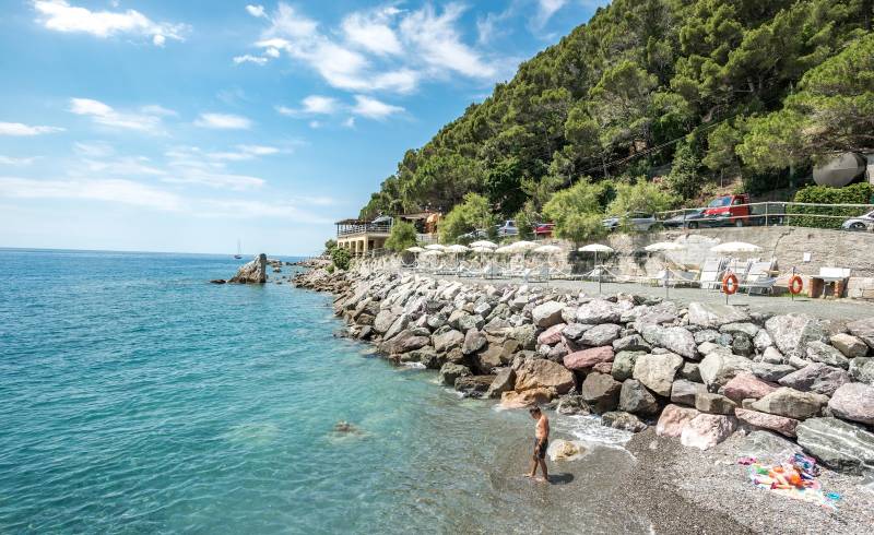 Smeraldo beach'in fotoğrafı gri çakıl taşı yüzey ile