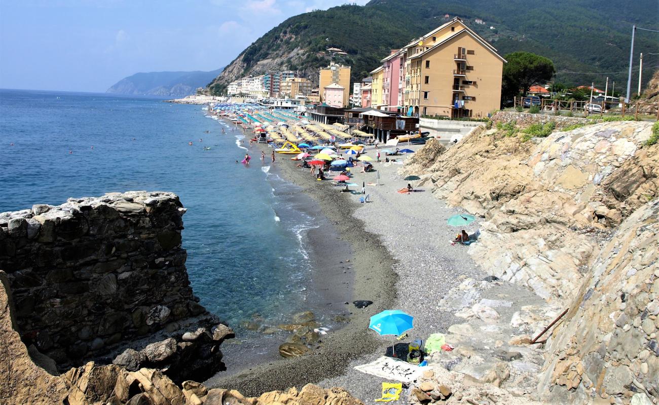 Moneglia beach II'in fotoğrafı siyah kum ve çakıl yüzey ile