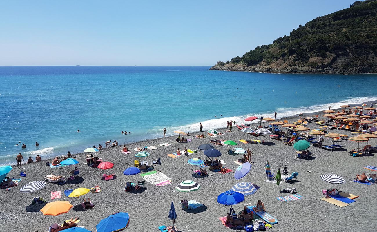 Bonassola Plajı'in fotoğrafı koyu i̇nce çakıl yüzey ile