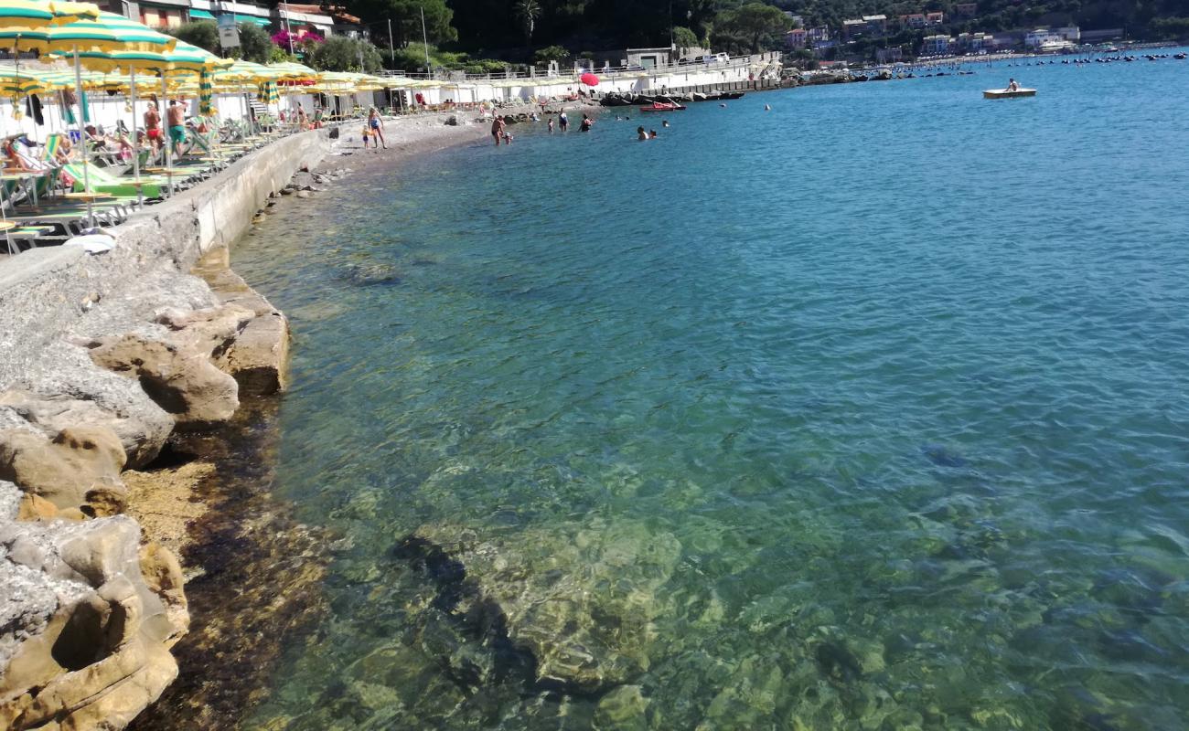 Arenella beach'in fotoğrafı gri ince çakıl taş yüzey ile