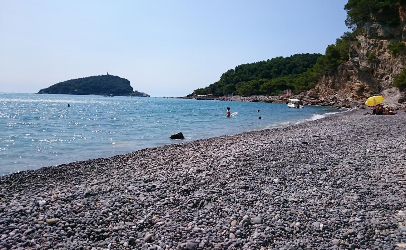 Spiaggia dei Gabbiani'in fotoğrafı gri çakıl taşı yüzey ile
