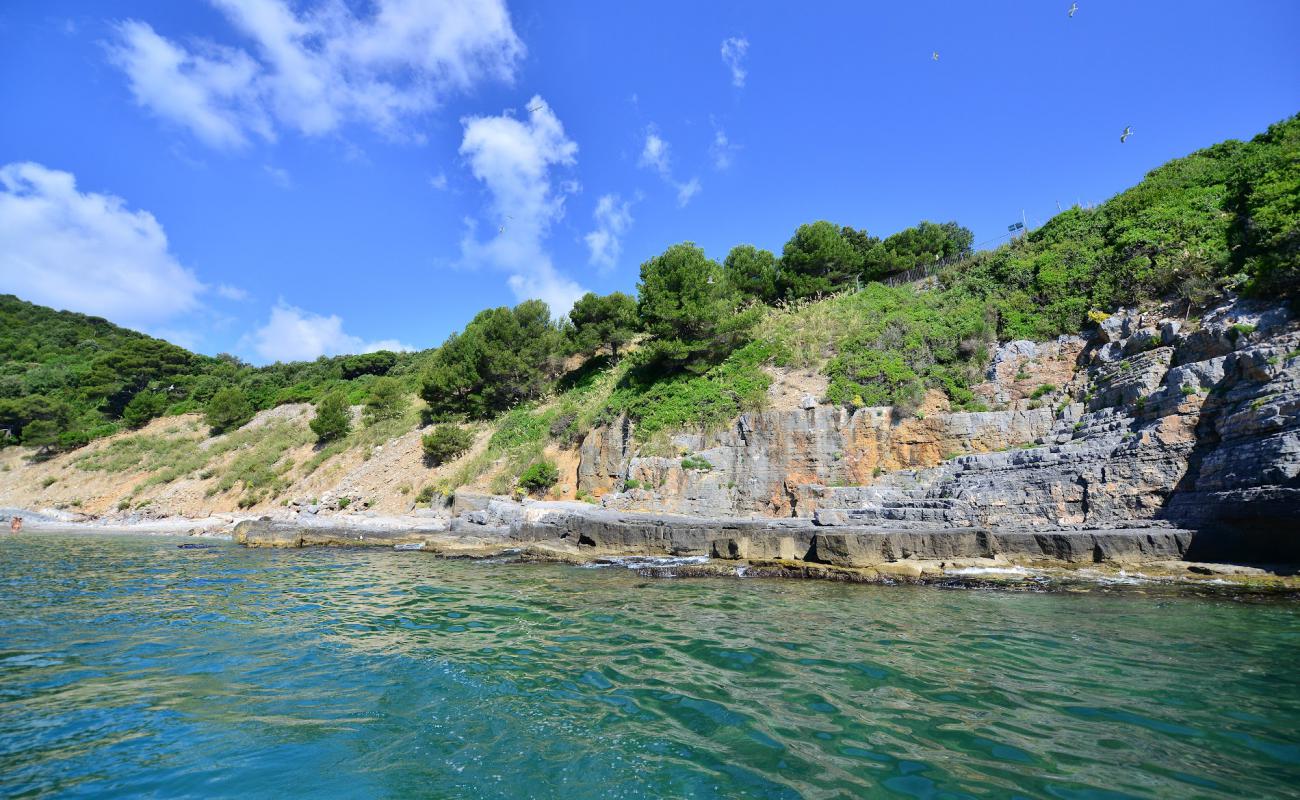Spiaggia dei Gabbiani II'in fotoğrafı gri çakıl taşı yüzey ile