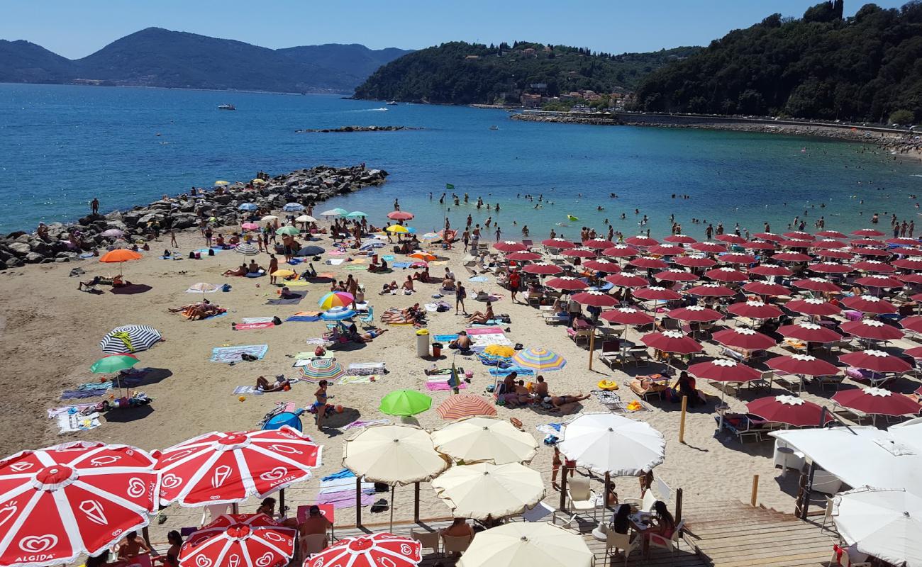 Spiaggia Venere Azzurra'in fotoğrafı kahverengi kum yüzey ile