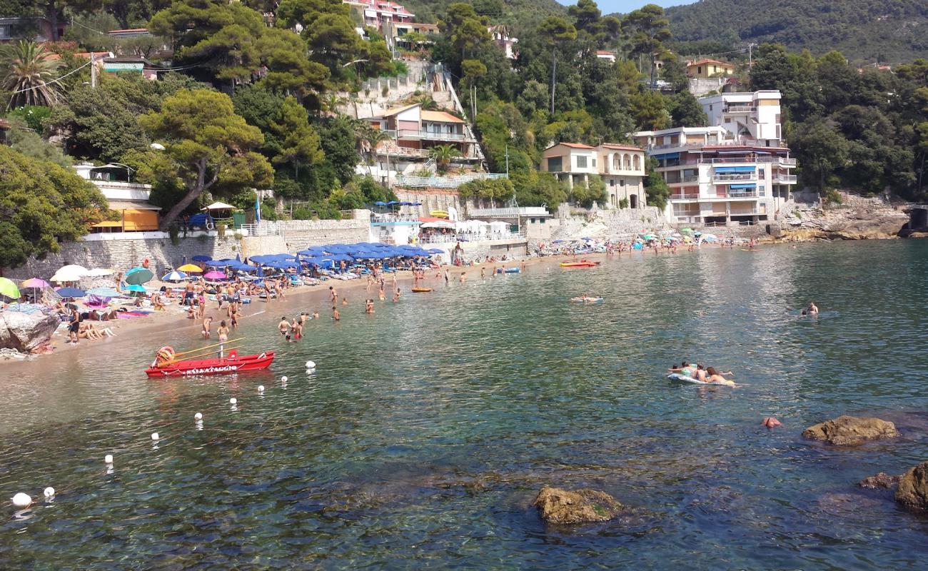 Spiaggia Fiascherino'in fotoğrafı kahverengi kum yüzey ile