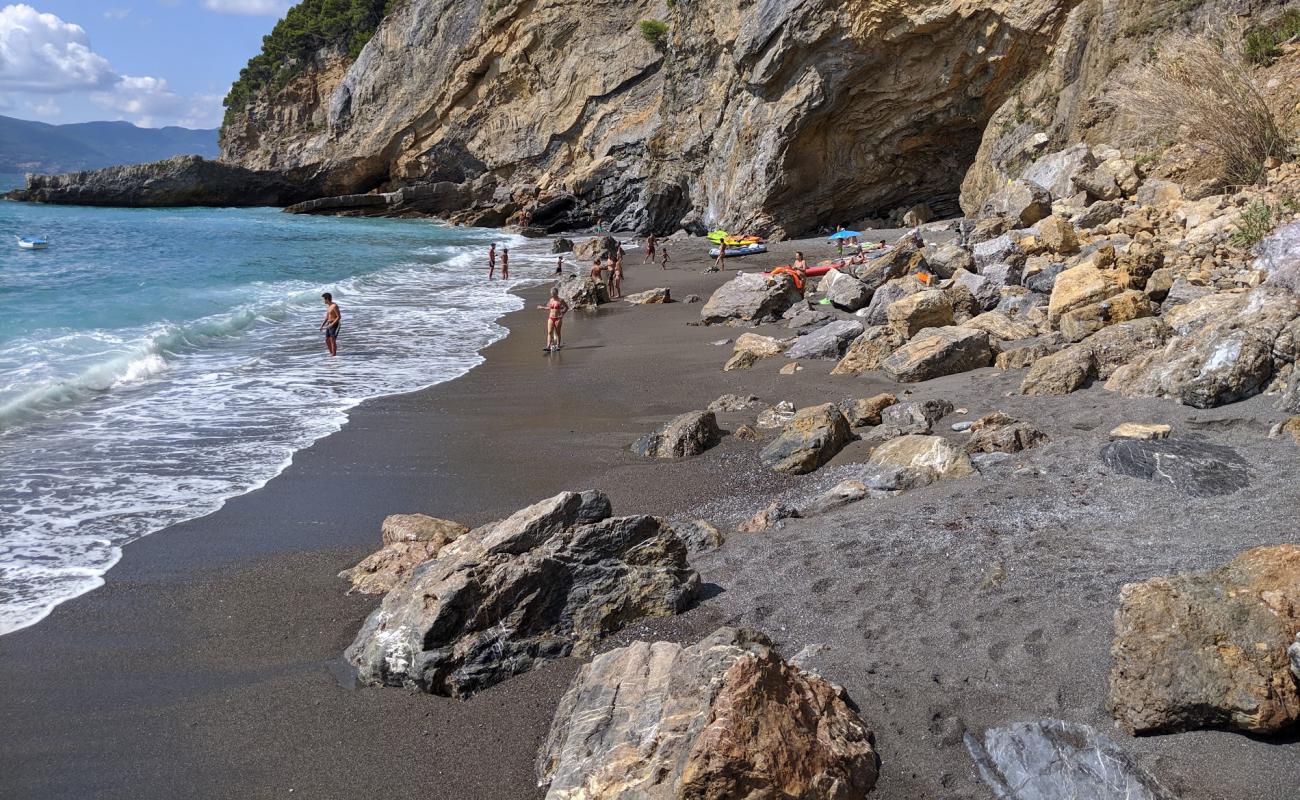 Spiaggia del Groppolo'in fotoğrafı kahverengi kum yüzey ile