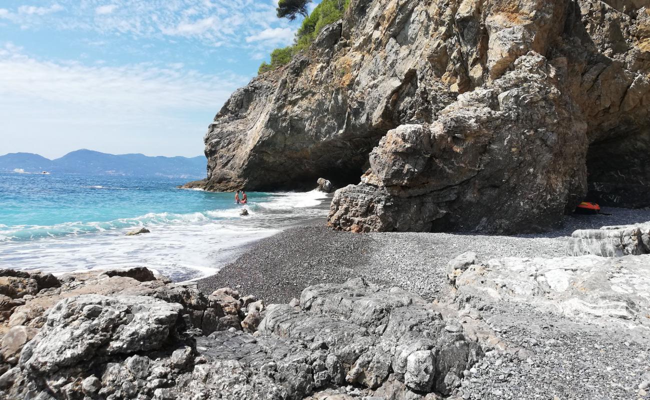 Spiaggia della Zezziggiola'in fotoğrafı gri çakıl taşı yüzey ile