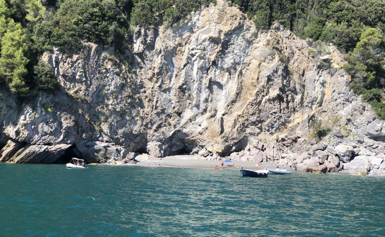 Spiaggia di Punta Bianca'in fotoğrafı siyah kum ve çakıl yüzey ile