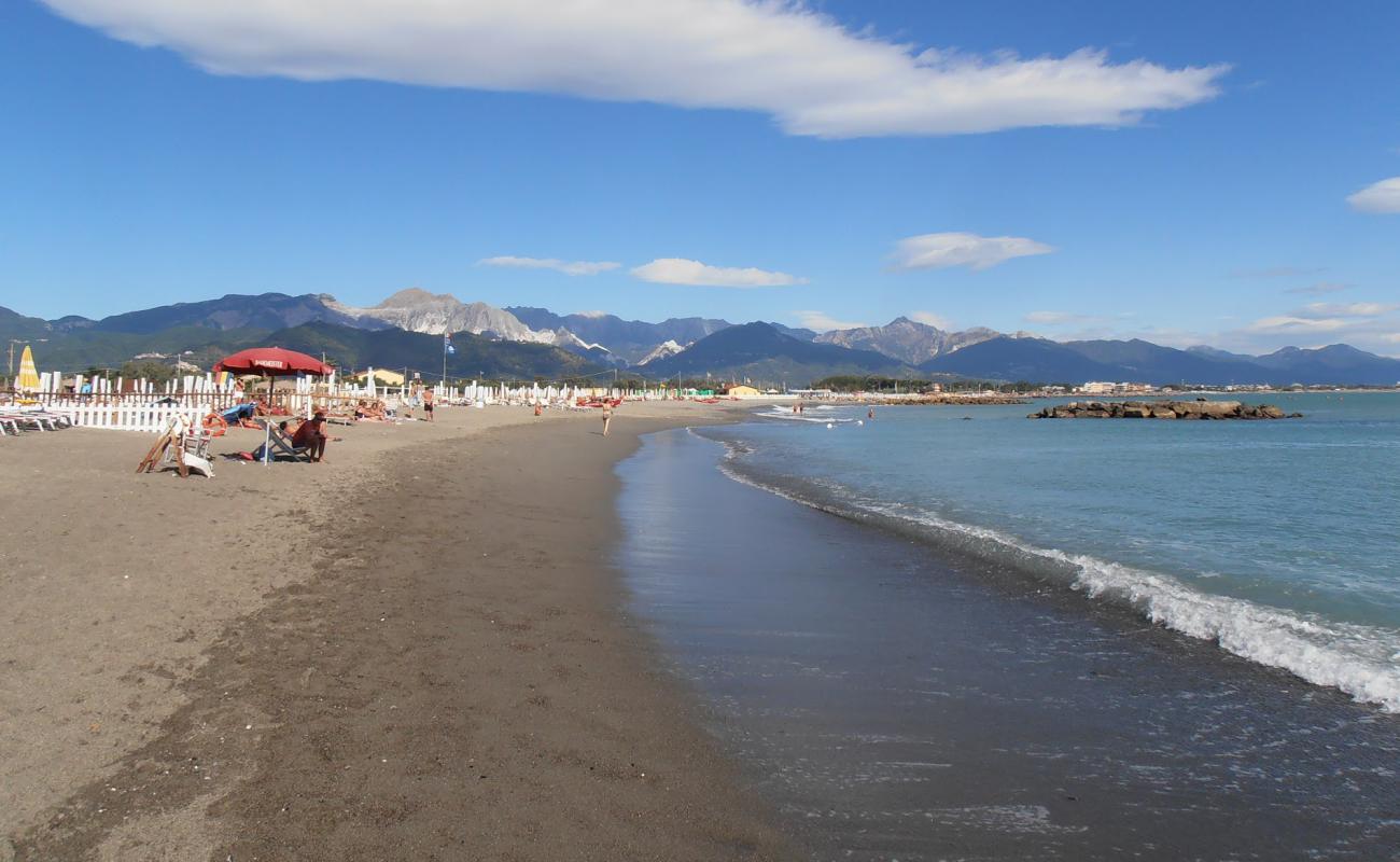 Spiaggia di Fiumaretta'in fotoğrafı açık bej kum yüzey ile