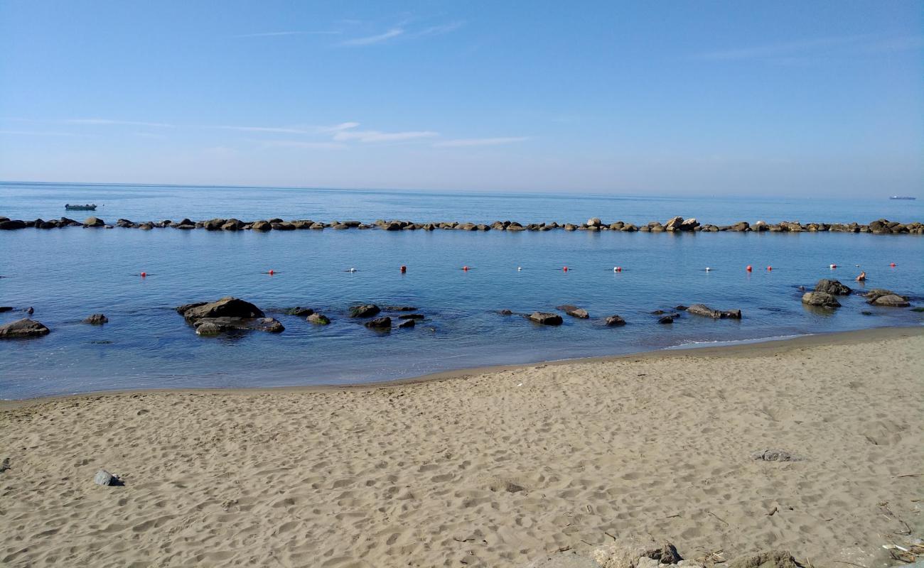 Ostello beach'in fotoğrafı kahverengi kum yüzey ile