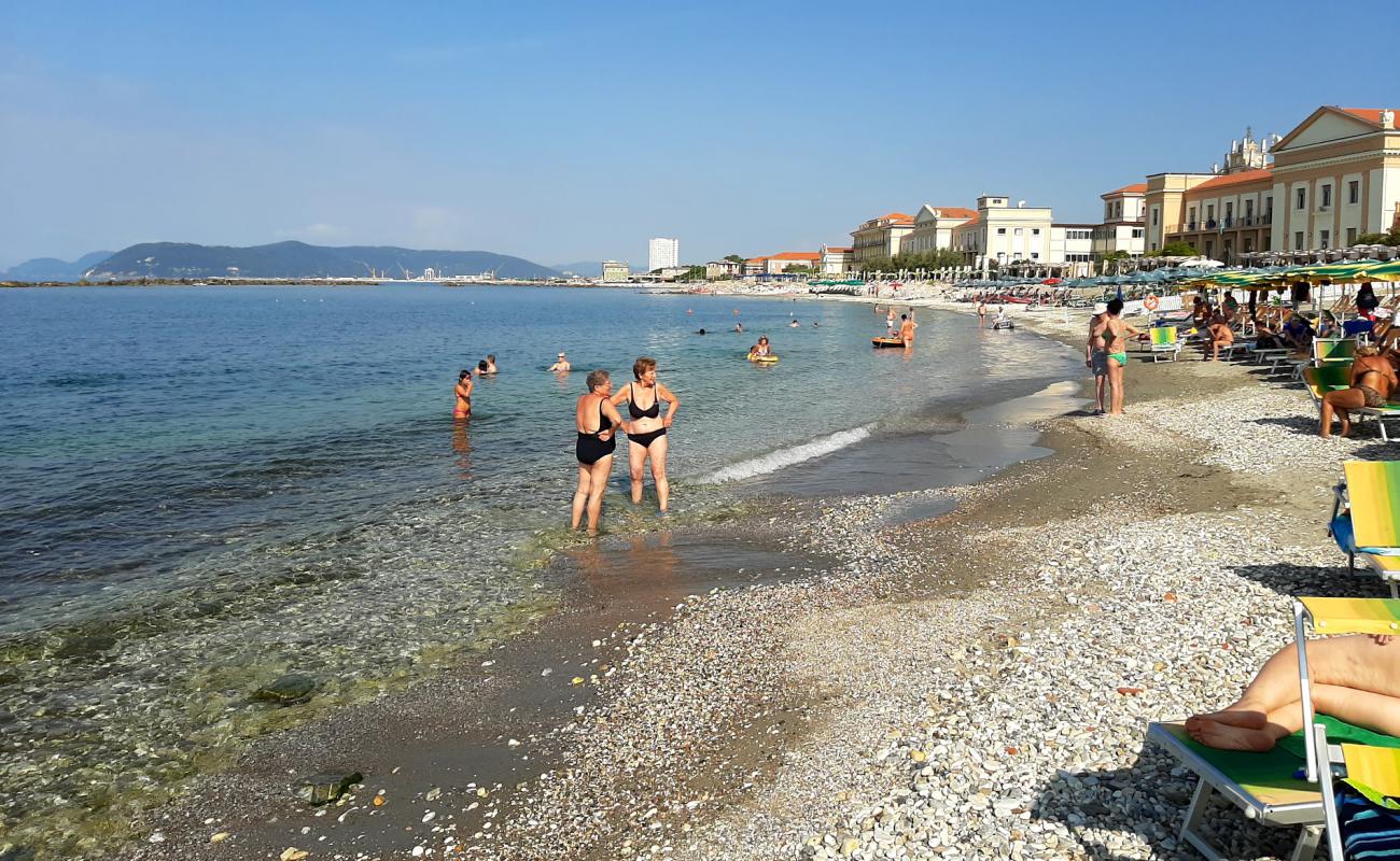 Spiaggia Marina Di Massa'in fotoğrafı açık bej kum yüzey ile