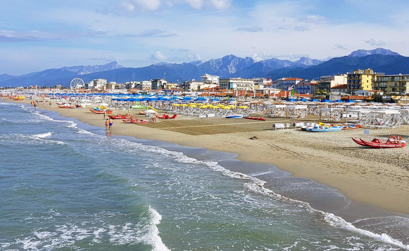 Spiaggia Viareggio'in fotoğrafı açık bej kum yüzey ile