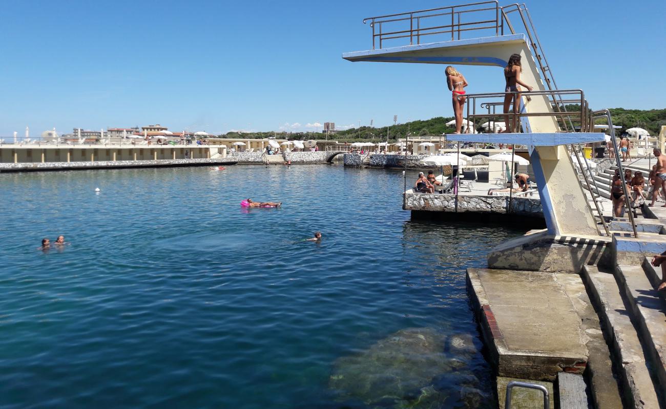 Bagni Fiume'in fotoğrafı bej kum ve çakıl yüzey ile