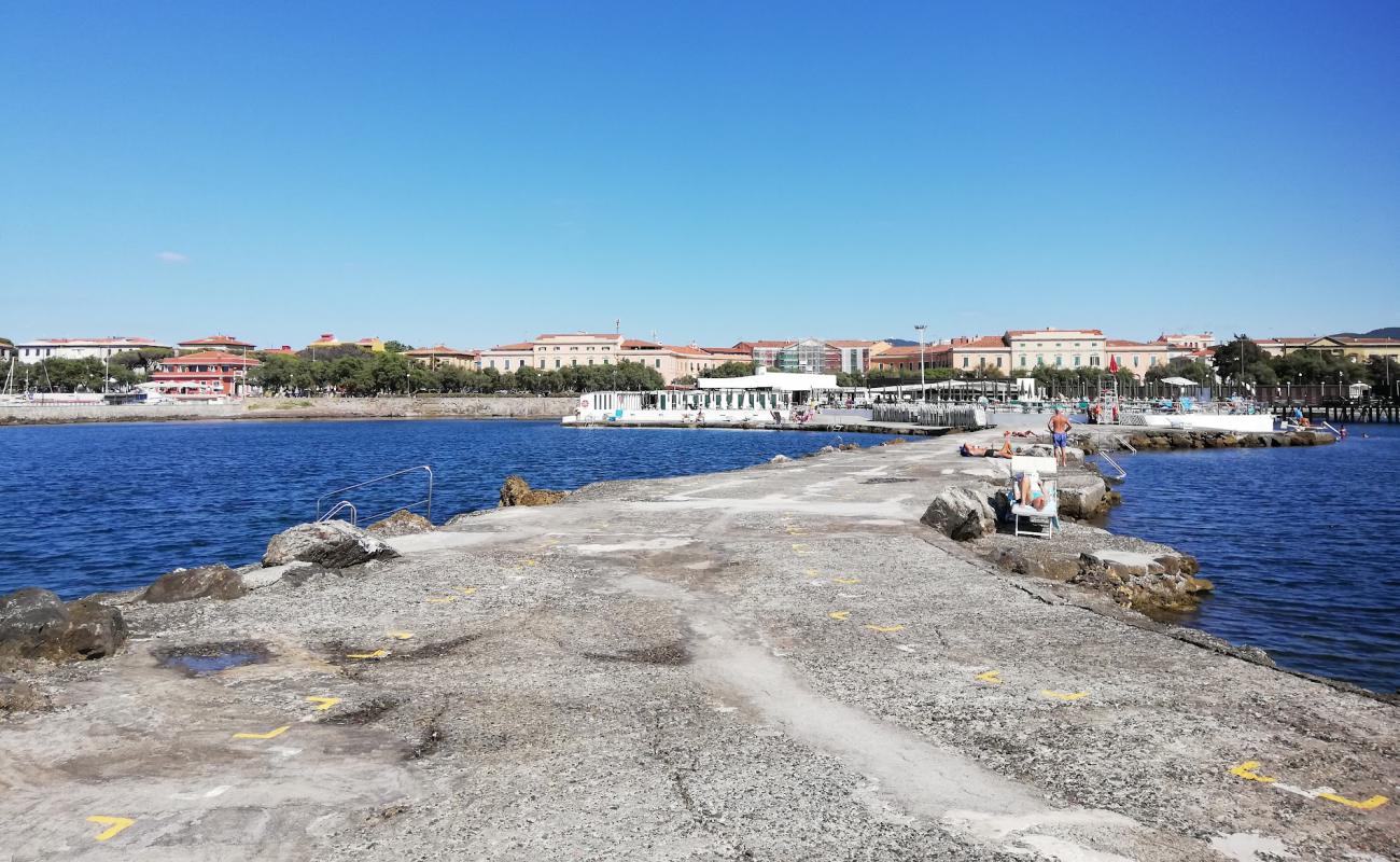 Onde del Tirreno - Bagni Pejani'in fotoğrafı beton kaplı yüzey yüzey ile