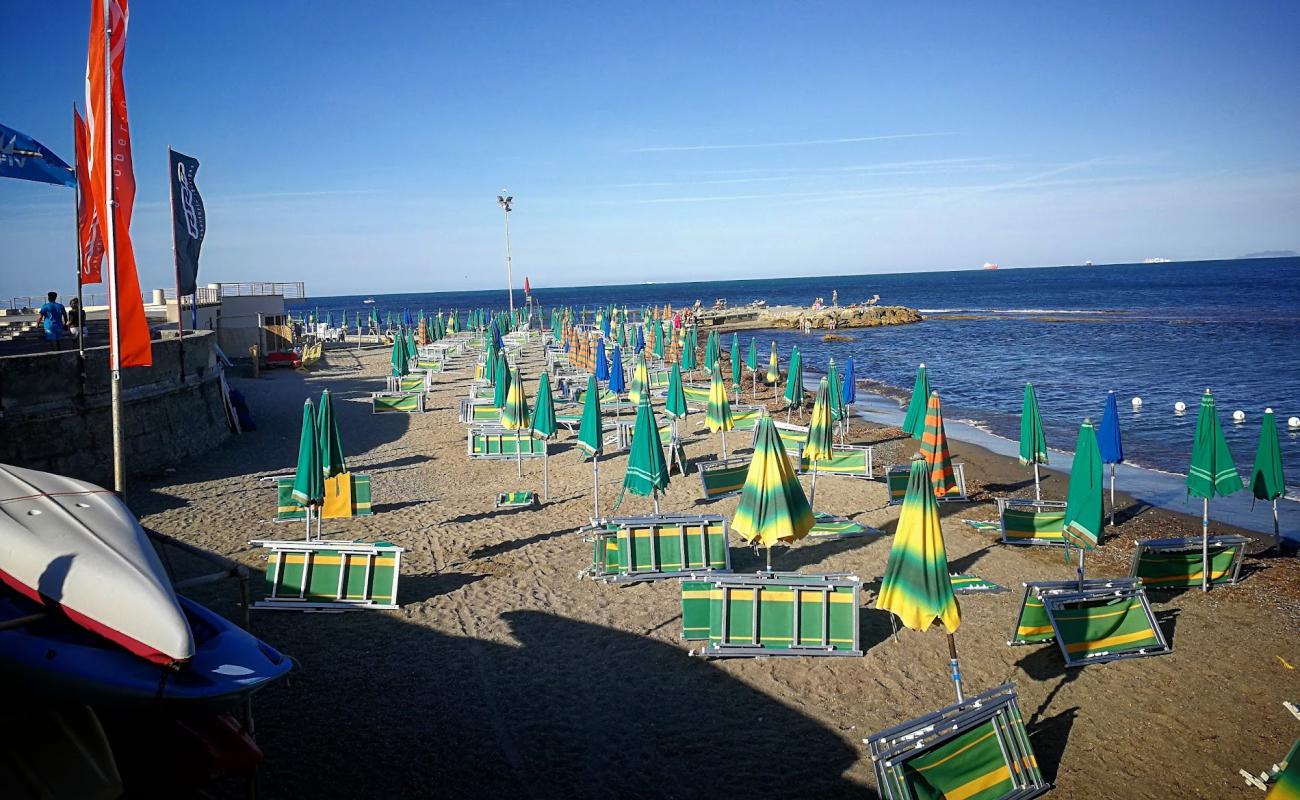 Tre Ponti beach'in fotoğrafı küçük gri çakıllar yüzey ile