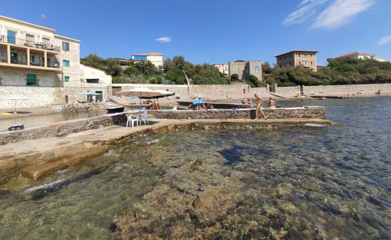 Sale Beach'in fotoğrafı gri çakıl taşı yüzey ile