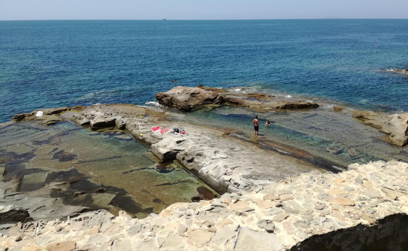 Spiaggia le Vaschette'in fotoğrafı rocky shore yüzey ile