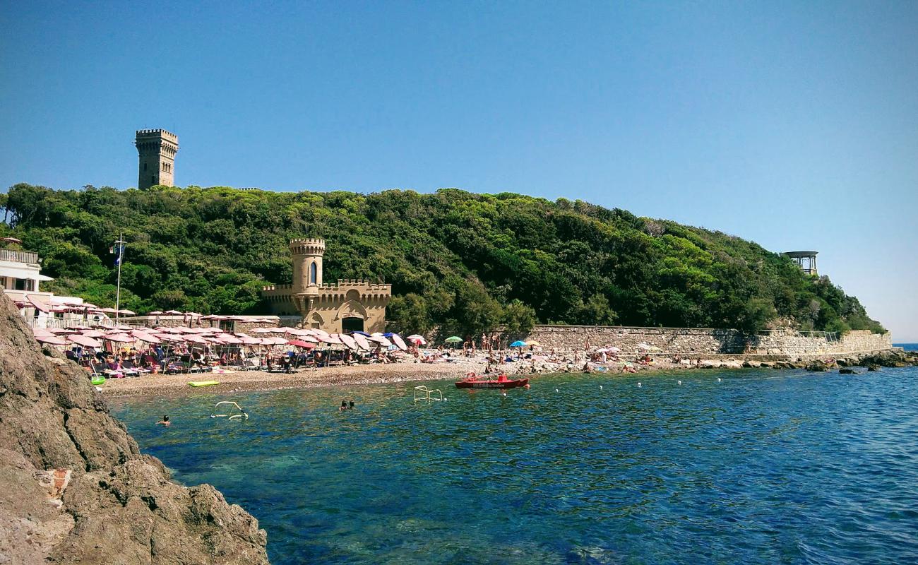 Spiaggia Del Rogiolo'in fotoğrafı kayalık arazi yüzey ile