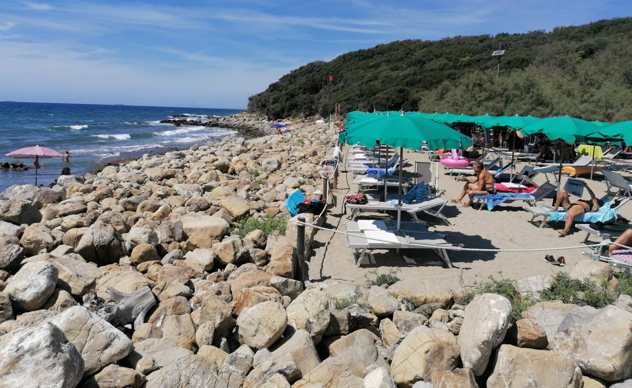 Spiaggia Fortullino'in fotoğrafı kayalık arazi yüzey ile