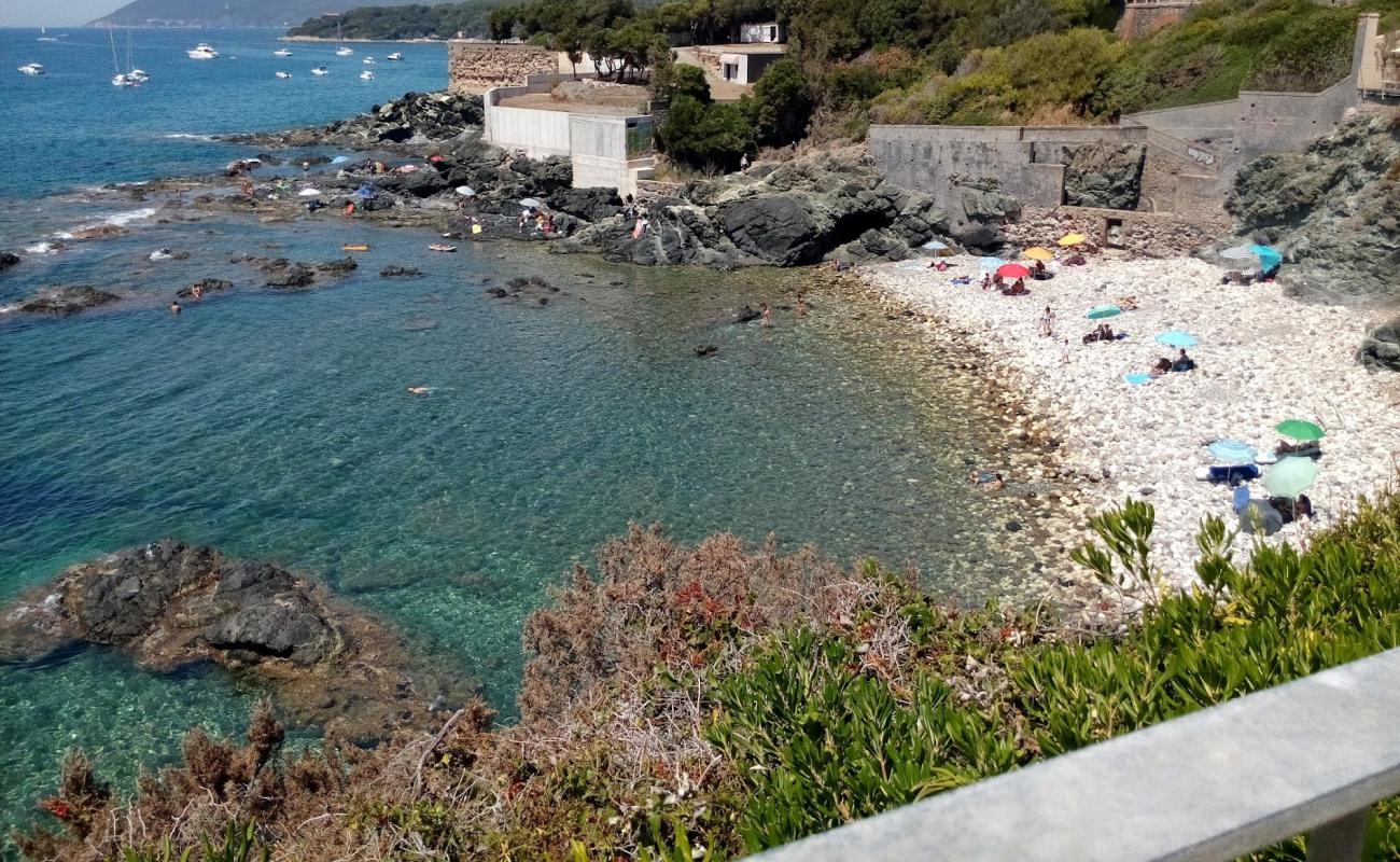 Spiaggia Le Forbici'in fotoğrafı gri çakıl taşı yüzey ile