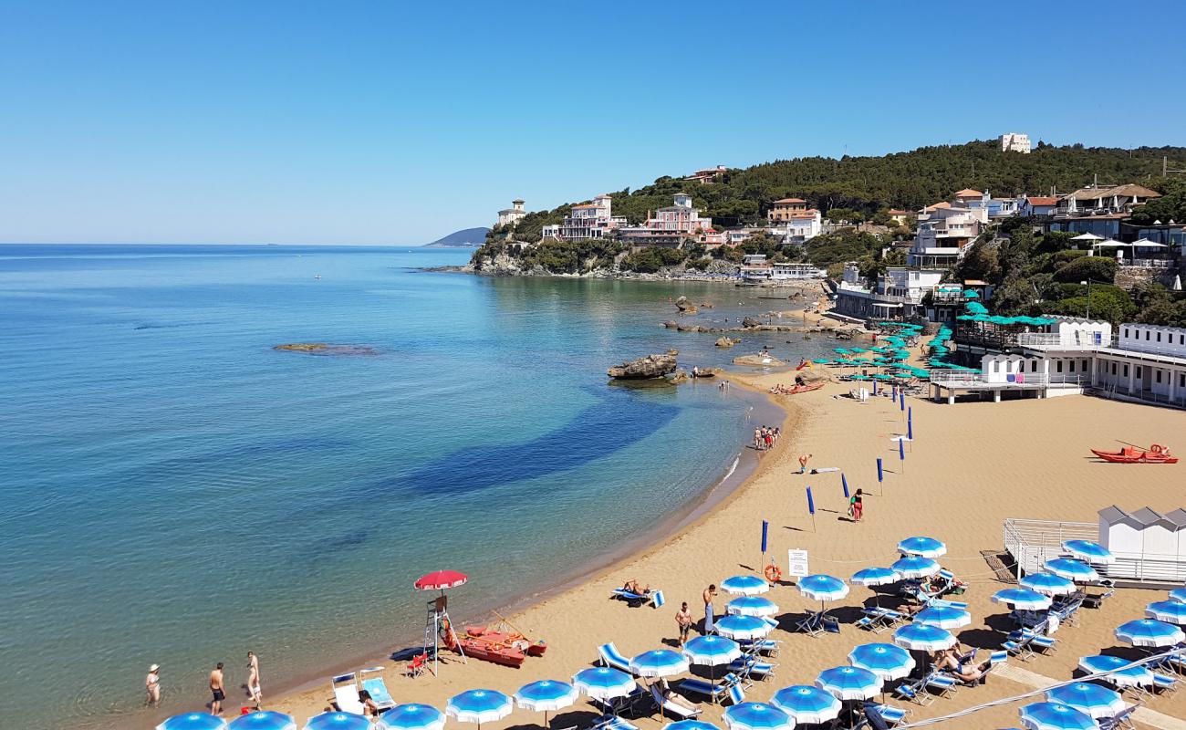 Quercetano Bay'in fotoğrafı kahverengi kum yüzey ile