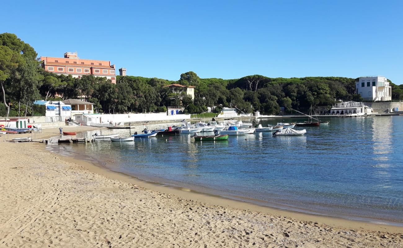 Castiglioncello beach'in fotoğrafı kahverengi kum yüzey ile