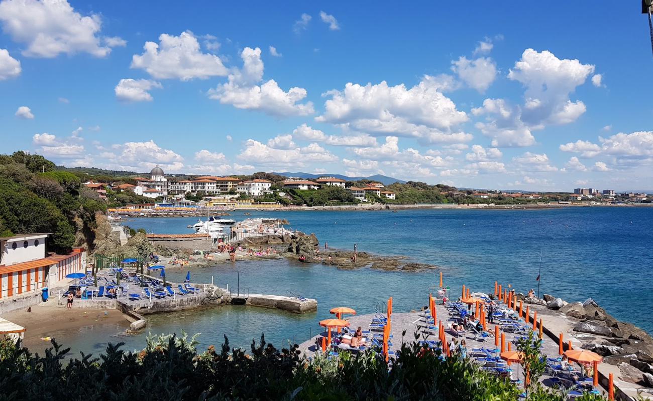 Spiaggetta del "ginecologo"'in fotoğrafı beton kapak yüzey ile