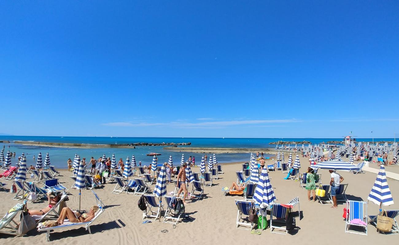 Lillatro beach'in fotoğrafı kahverengi kum yüzey ile