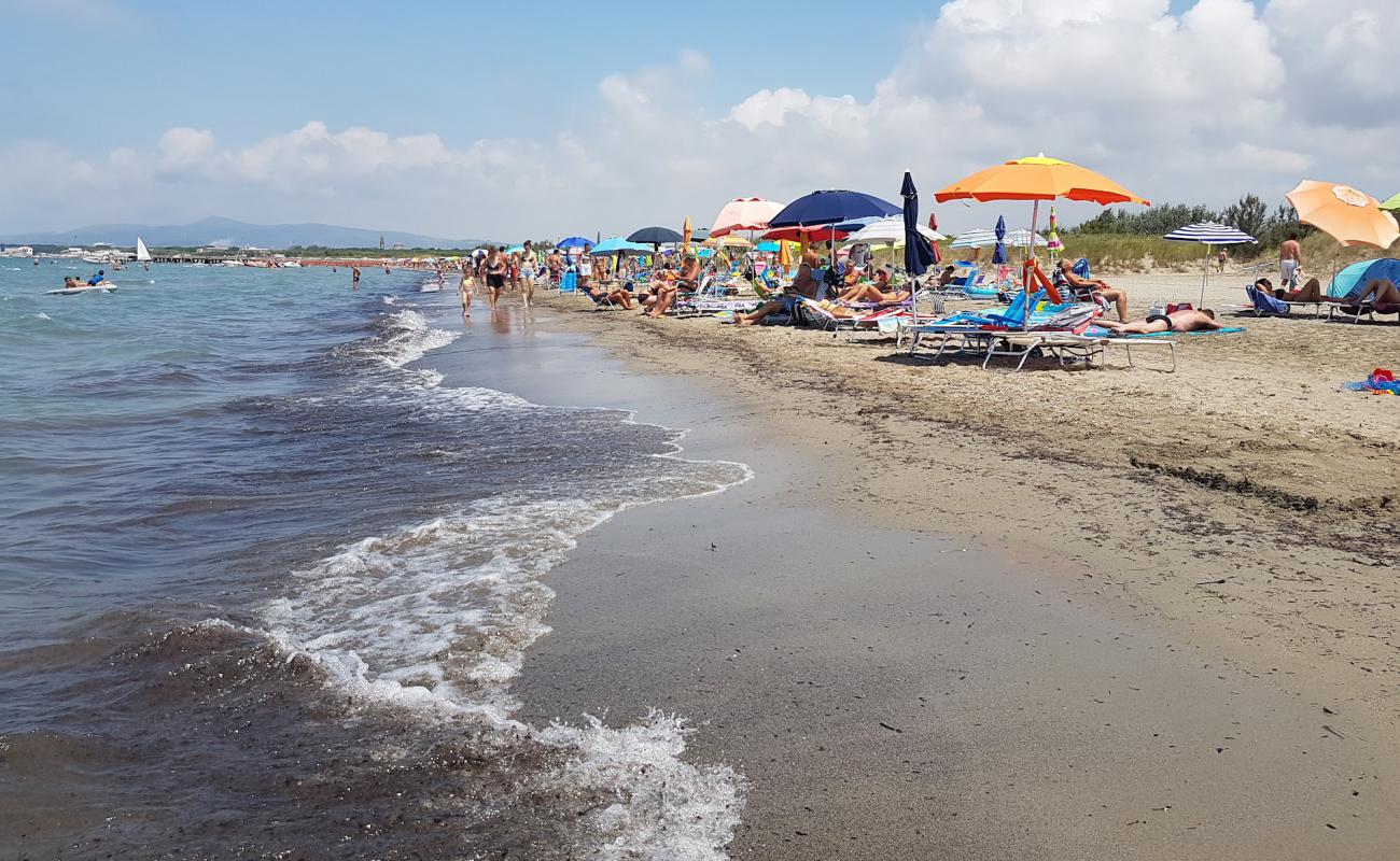 Mazzanta beach'in fotoğrafı kahverengi kum yüzey ile