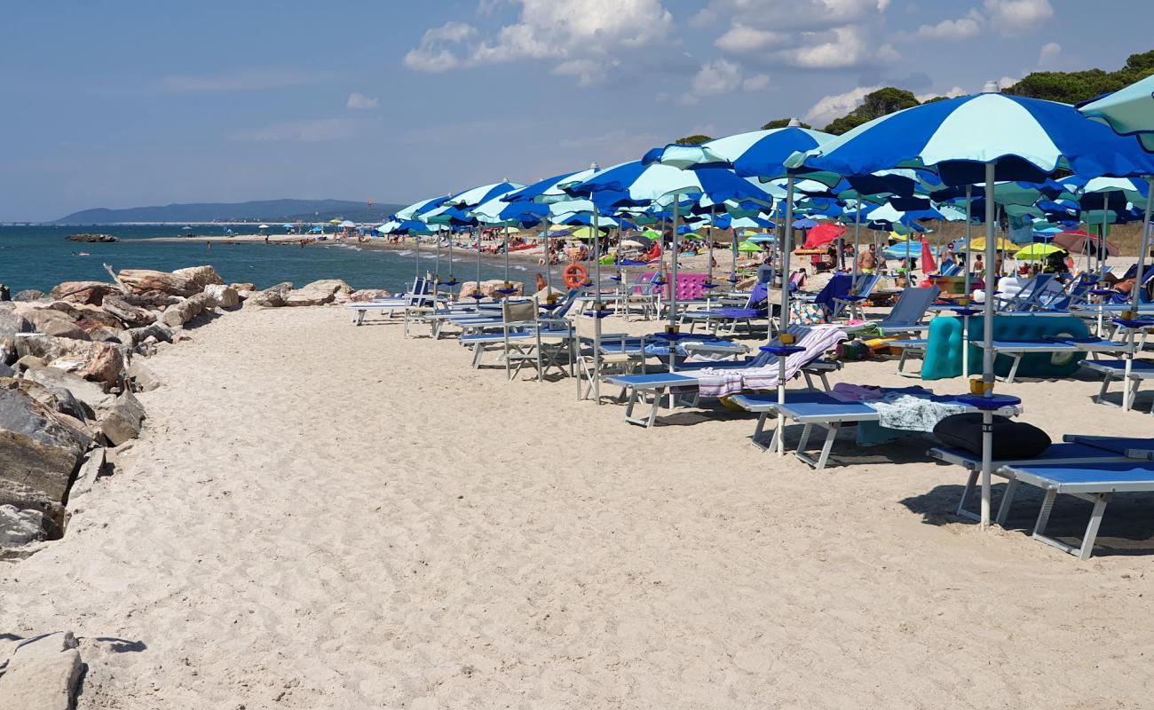 San Frediano beach'in fotoğrafı kahverengi kum yüzey ile