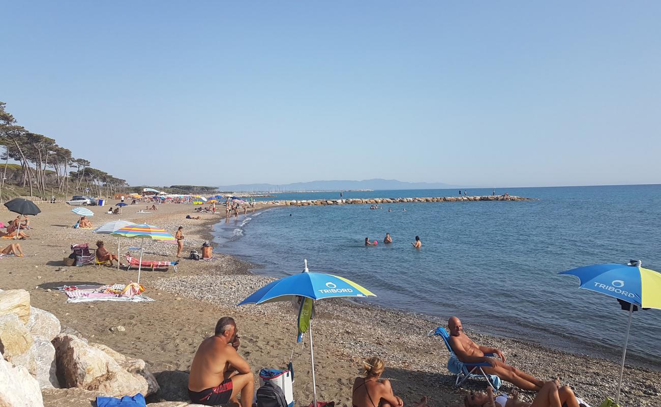 Bau beach'in fotoğrafı kahverengi kum yüzey ile