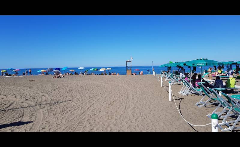 Spiaggia di Marina di Castagneto'in fotoğrafı kahverengi kum yüzey ile