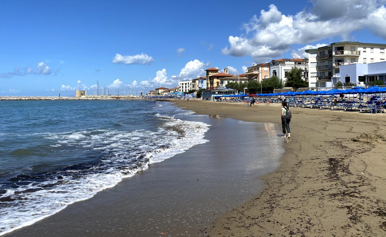 Spiaggia Libera San Vincenzo'in fotoğrafı kahverengi kum yüzey ile