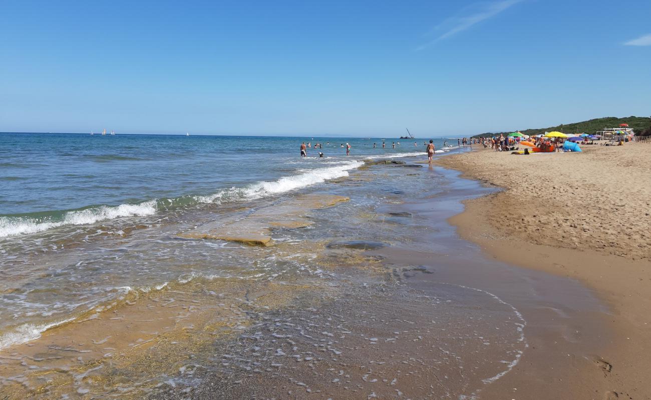 Spiaggia di Rimigliano'in fotoğrafı kahverengi kum yüzey ile