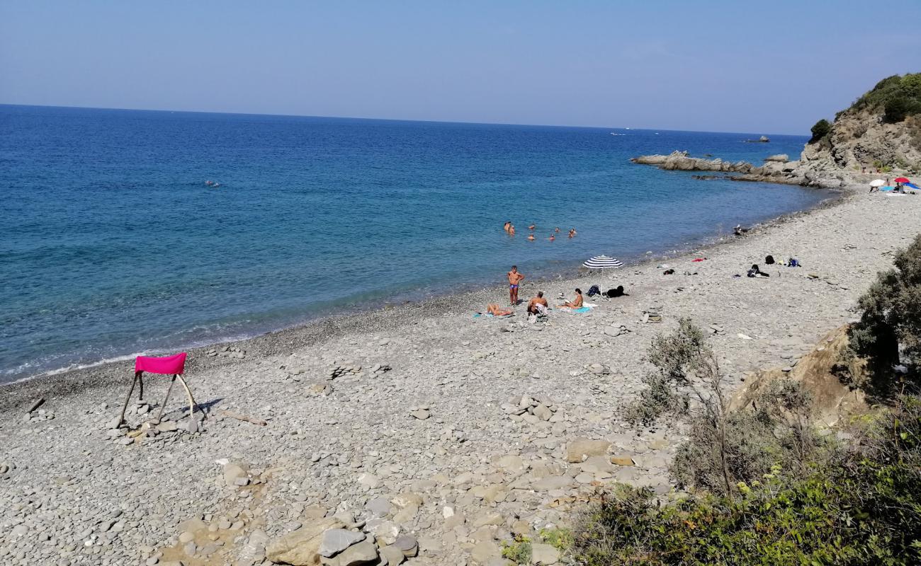 Lunga Beach'in fotoğrafı gri çakıl taşı yüzey ile